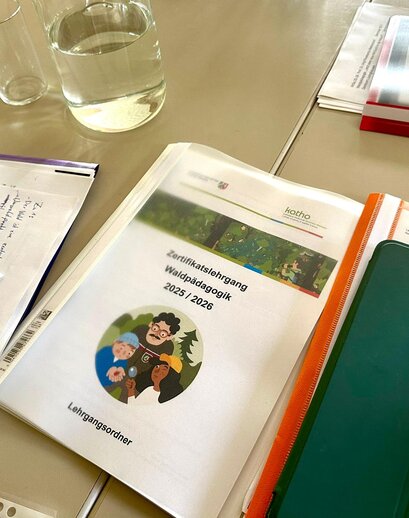 Unterlagen zum Kurs werden in einem Lehrgangsordner gesammelt.