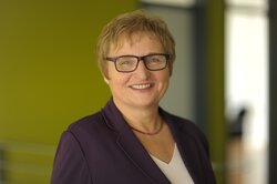 Es wird ein Bild von Frau Prof. Zwicker-Pelzer gezeigt.