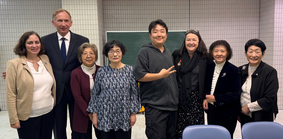 Ein Gruppenbild mit Professorin Yoko Kato.