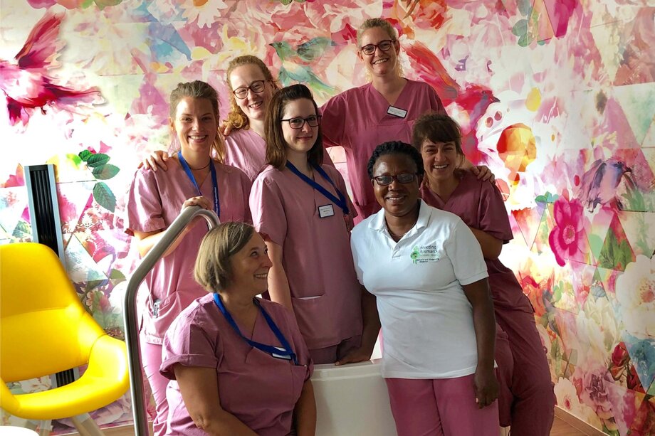 Es wird eine Gruppe von Krankenpflegerinnen gezeigt. 