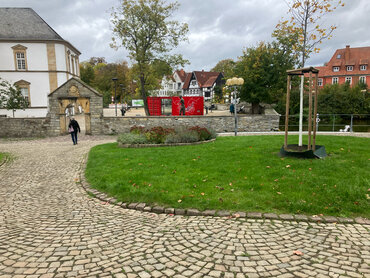 Der rote Kunstcontainer auf dem Kardinal-Degenhardt-Platz ist zu sehen
