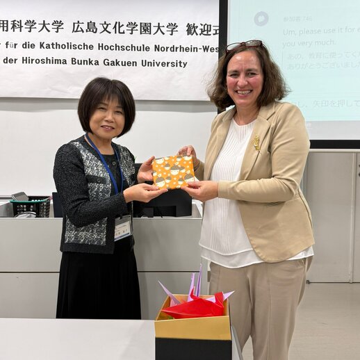 Professorin Birgitta Sträter tauscht an der „Hiroshima Bunka Gakuen University“ Gastgeschenke aus.