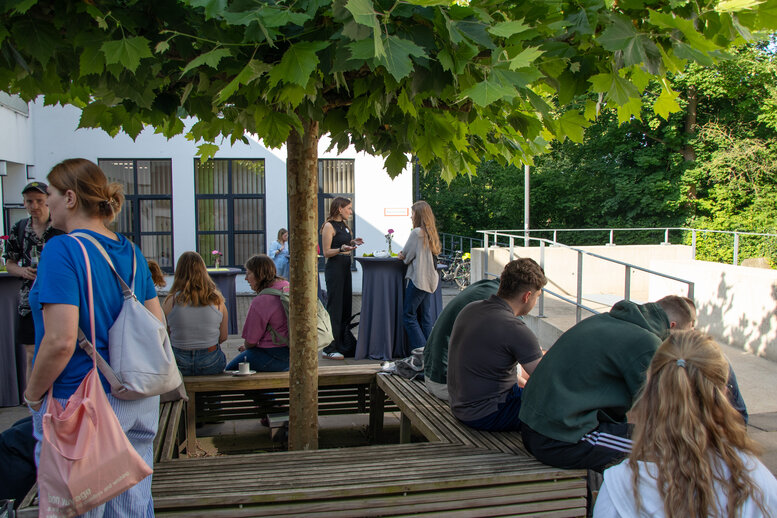 Die Menschen versammeln sich im Innenhof der katho