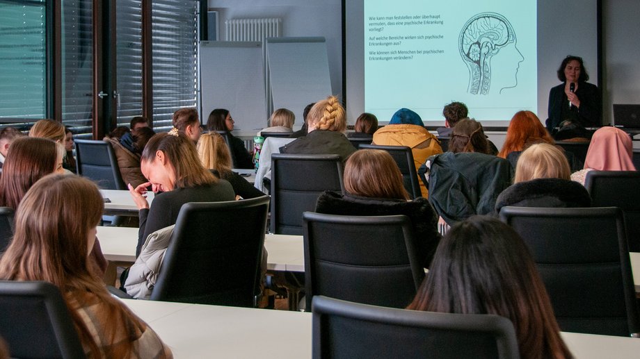 Schüler_innen sitzen im Seminarraum.