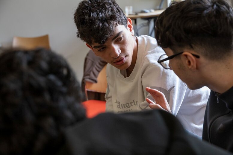 Mehrere Personen im Gespräch miteinander.