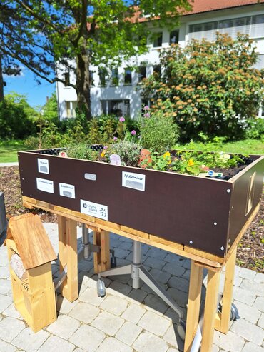 Es wird das inklusive Hochbeet des Lerngartens in Paderborn gezeigt, welches fahrbar und unterfahrbar ist.