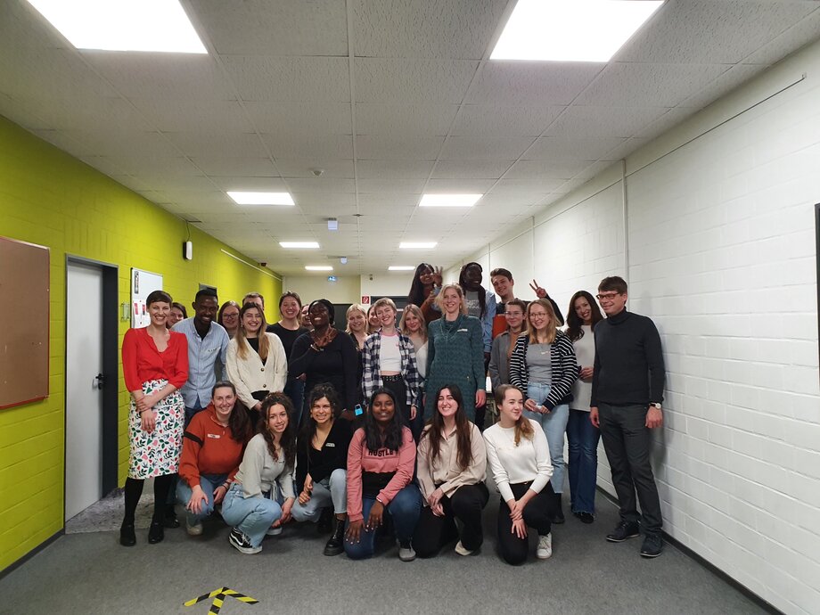 Gruppenbild der internationalen Studierenden mit Lehrenden und Organisator_innen der katho