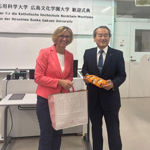 Rektorin Barbara Schermaier-Stöckl im Gespräch mit dem Präsidenten Mitsuo Ochi von der Hiroshima University.