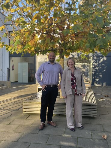 Kristian Arntz und Martina Schäfer stehen im Innenhof der katho in Aachen 