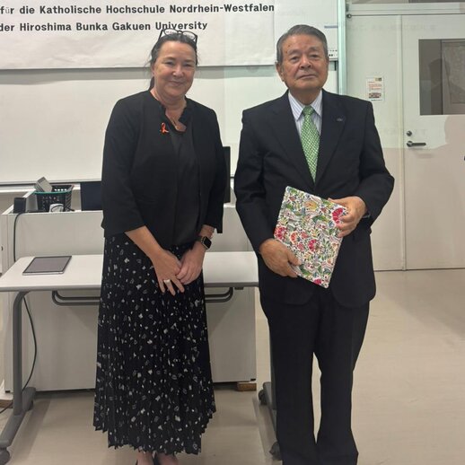 katho-Professorin Tanja Hoff mit einem Vertreter der Hiroshima University.