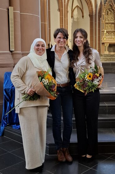 Die Thesispreis-Gewinnerinnen Angela Nehme (r.) und Zahiya Hafez (l.) mit ihrer Erstprüferin Prof.in. Dr.in Annette Müller (m.)