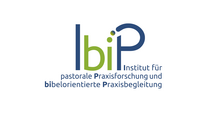 Man sieht den Schriftzug von Institut für pastorale Praxisforschung und bibelorientierte Praxisbegleitung