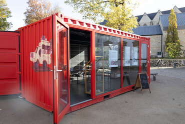 Ein rote Überseecontainer ist zu sehen.