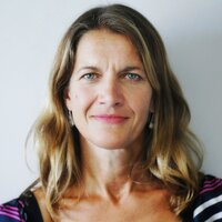 Nahaufnahme von Katrina Scior. Sie hat Schulter lange dunkel blonde Haare und blaue Augen.