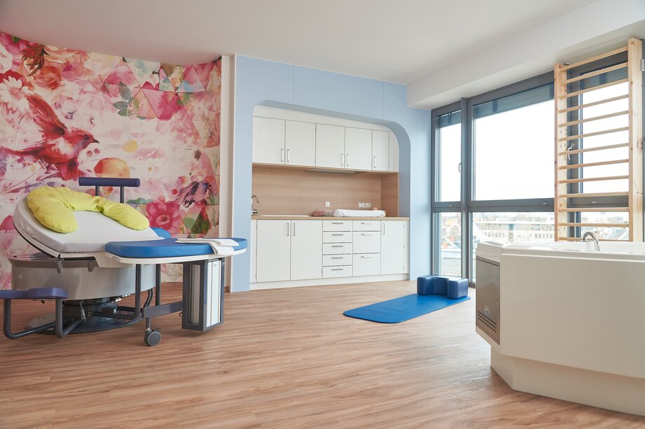Es wird ein Untersuchungstisch des Krankenhauses gezeigt.