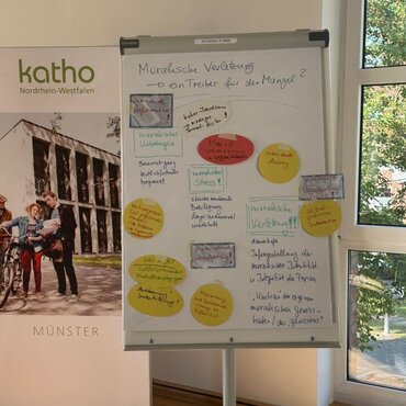 Eine Flipchart zeigt die Ergebnisse des Alumnitags.