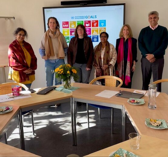 Das Bild ist ein Gruppenfoto und zeigt 3 Lehrende der katho sowie 3 Lehrende der Christ University.