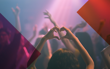 Hochgestreckte Hände auf einer Party -  im 50 Jahre katho-Layout