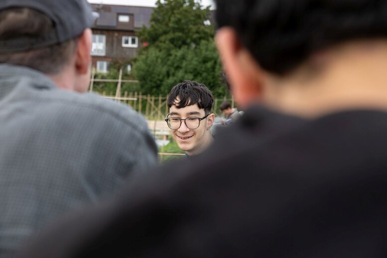 Drei Personen im Gespräch miteinander.