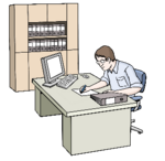 Eine Person sitz am Schreibtisch und schreibt etwas auf.