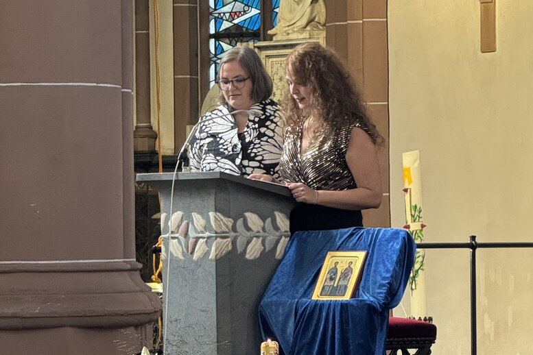 Die Studierendenvertreterinnen halten ihre Abschlussrede