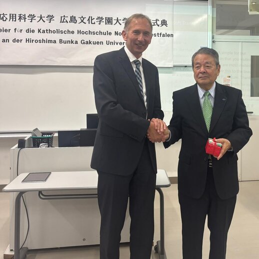 Kanzler Bernward Robrecht mit dem Präsidenten Mitsuo Ochi.