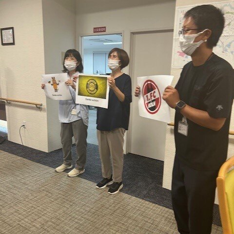 Mit WDR-Maus, Borussia- und 1. FC Köln-Schildern verabschiedeten sich die Gastgeber eines Senior_innen-Wohnheims von den deutschen Besucher_innen.