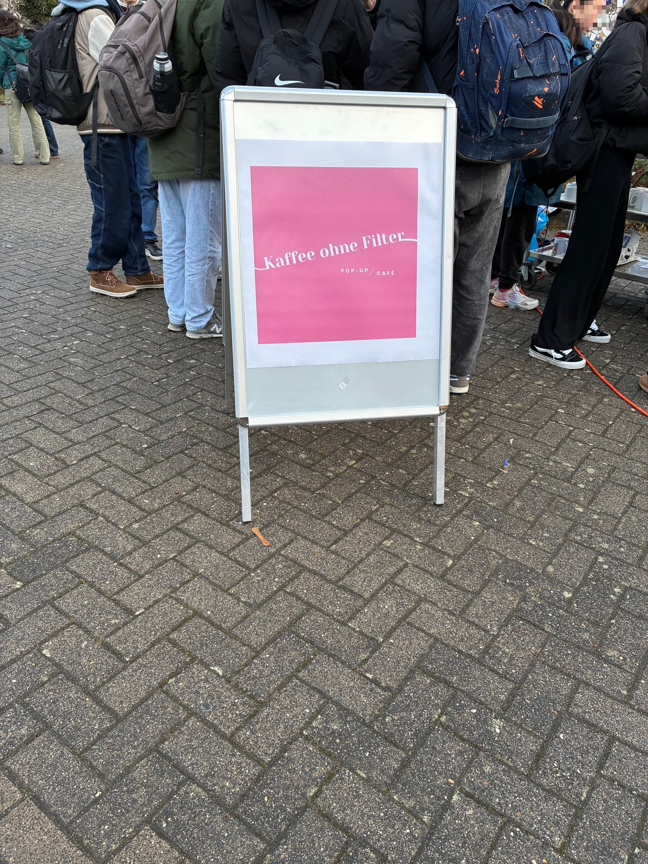 Ein Aufsteller mit der Aufschrift "Pop-Up-Café Kaffee ohne Filter"