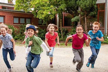 Gruppe Kinder läuft auf Schulhof