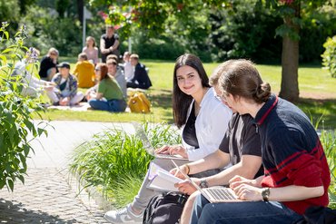 Studierende im Leogarten Paderborn im Sommer