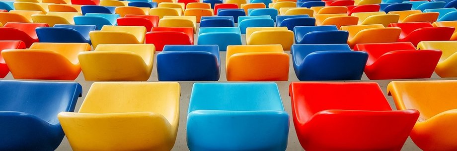 mehrfarbige Sitze in Reihen