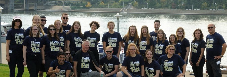 Eine Gruppe von Studierenden die ins AUsland gehen sind abgebildet