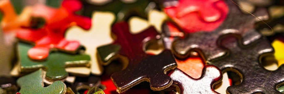 schwarze, grüne und rote unsortierte Puzzleteile.