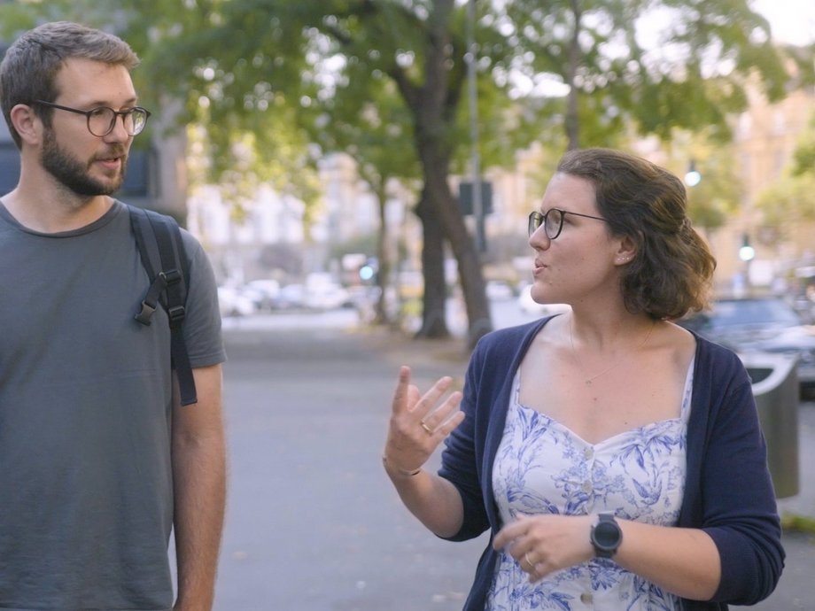 Ein Student und eine Studentin im Gespräch vor dem Gebäude der Kölner katho.